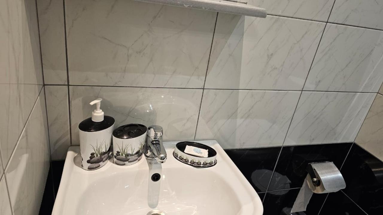 Arileo Hotell Himare Eksteriør bilde