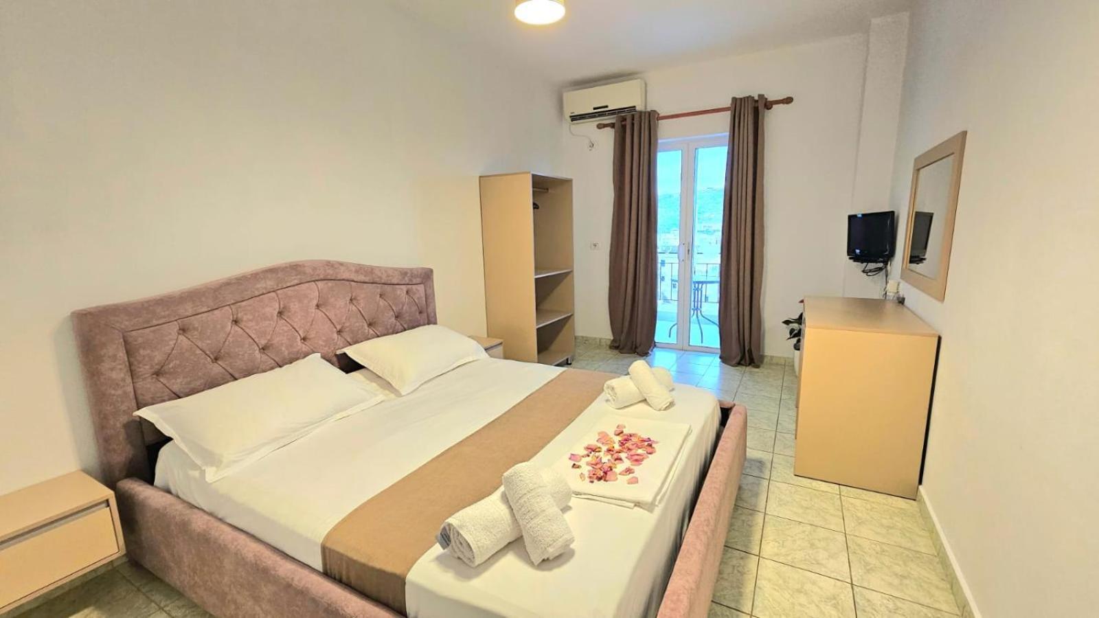 Arileo Hotell Himare Eksteriør bilde
